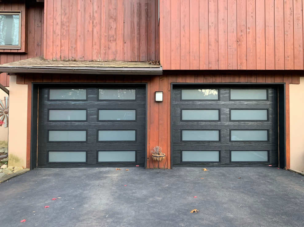 Immagine di un garage per due auto connesso moderno di medie dimensioni