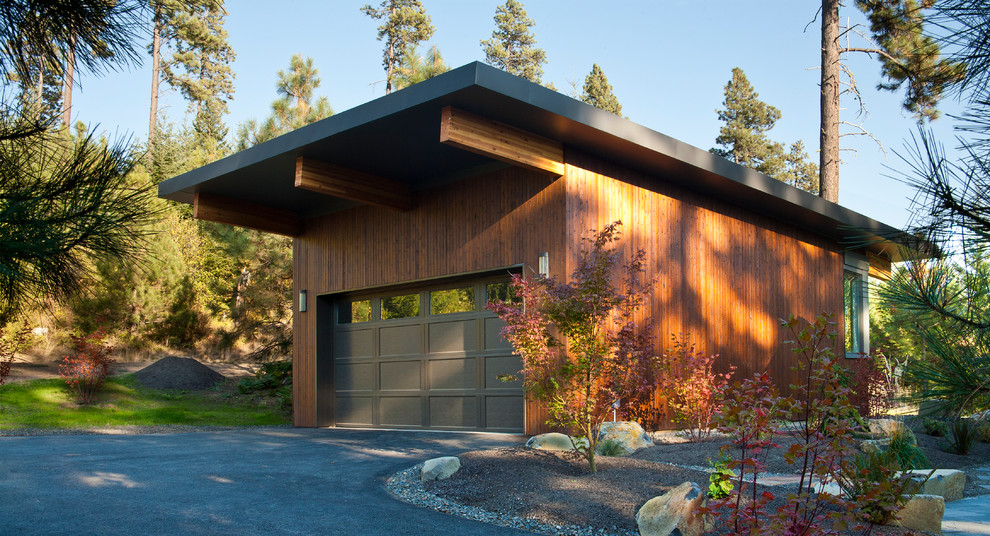 Idée de décoration pour un garage pour deux voitures séparé minimaliste de taille moyenne.