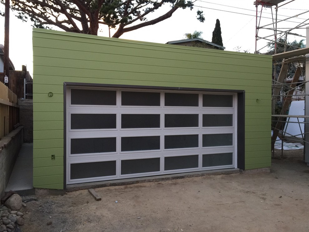 На фото: отдельно стоящий гараж в стиле модернизм с мастерской для двух машин с