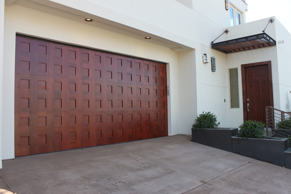 Inspiration for a medium sized classic attached double port cochere in San Diego.