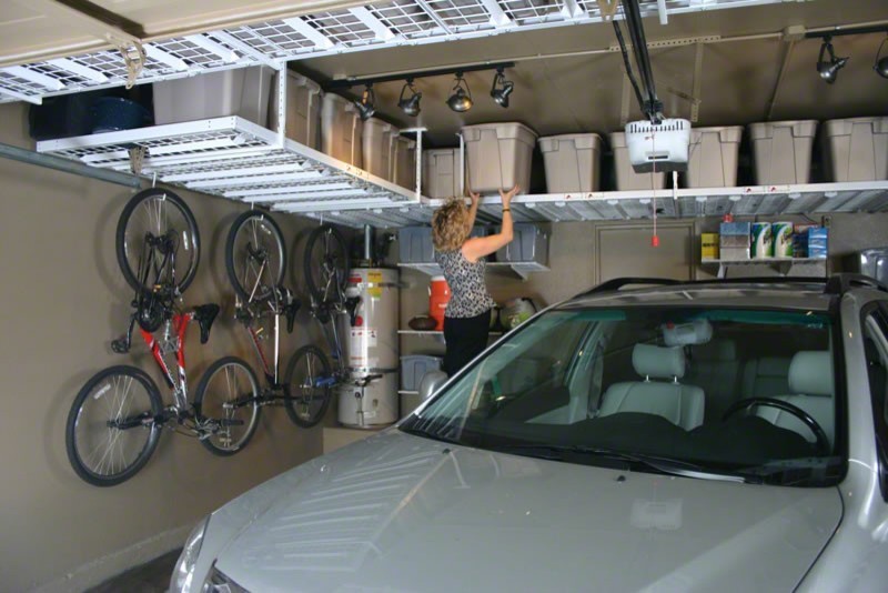 Immagine di un piccolo garage per un'auto chic