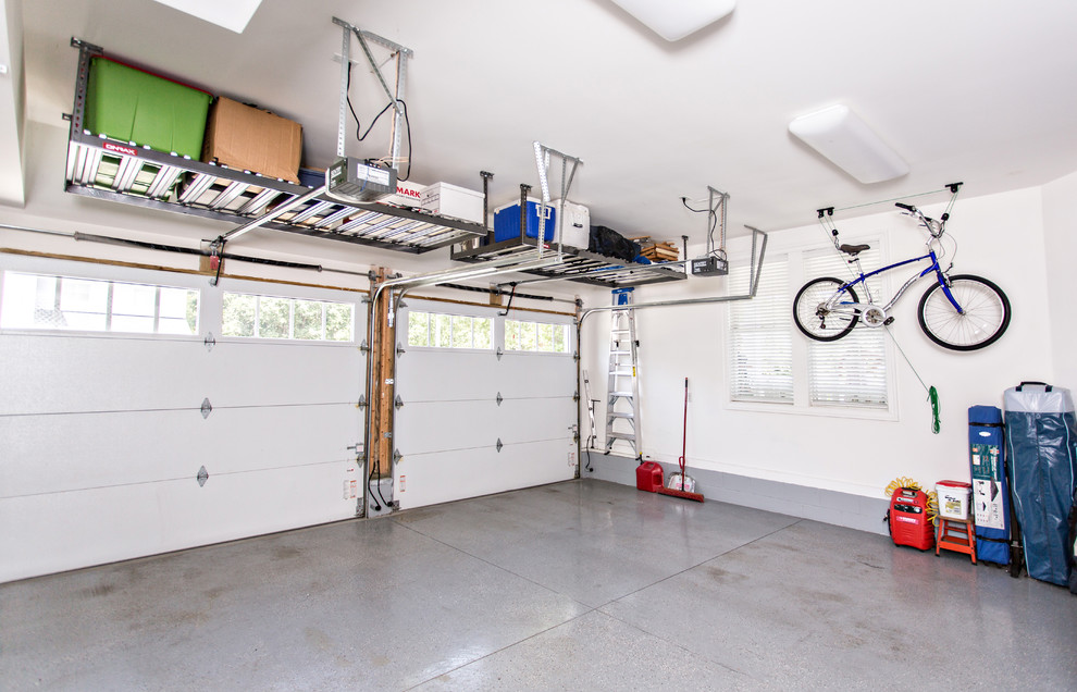 Cette image montre un très grand garage pour deux voitures attenant traditionnel.
