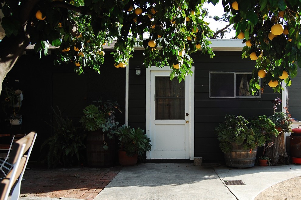 Example of an eclectic garage design in Los Angeles