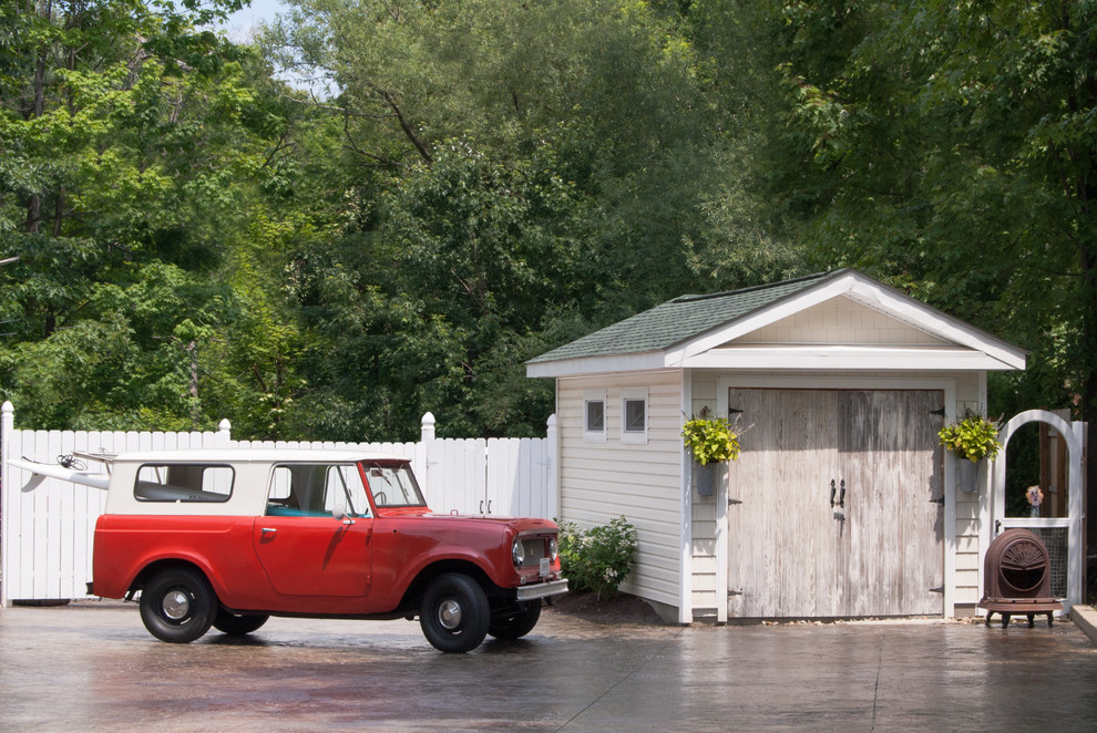 Пример оригинального дизайна: маленький отдельно стоящий гараж в стиле шебби-шик с мастерской для на участке и в саду