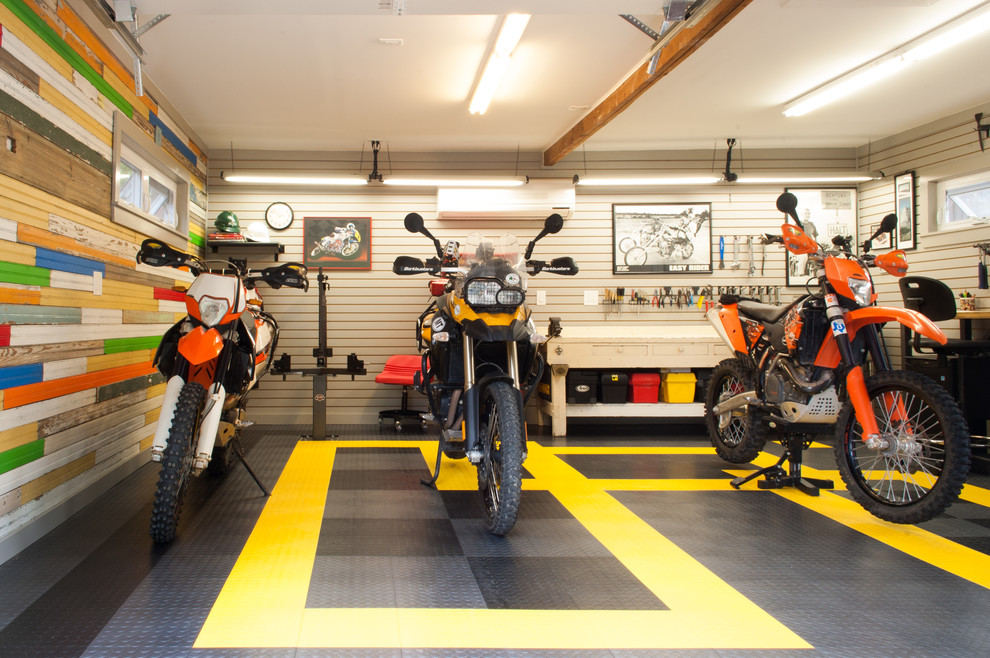 Cette image montre un garage traditionnel avec un bureau, studio ou atelier.