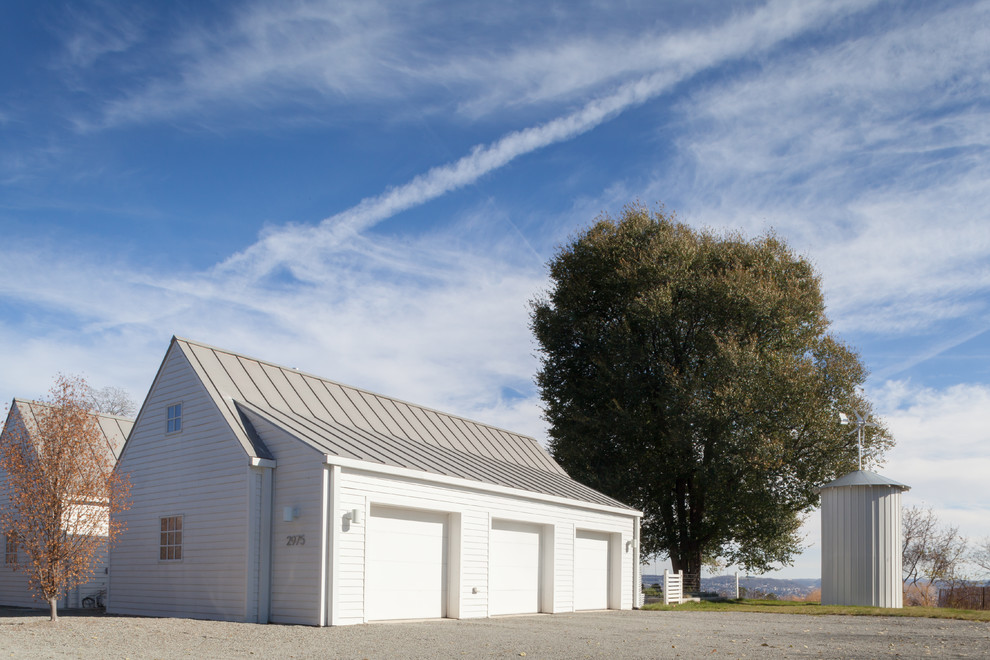 Cette photo montre un garage pour trois voitures nature.