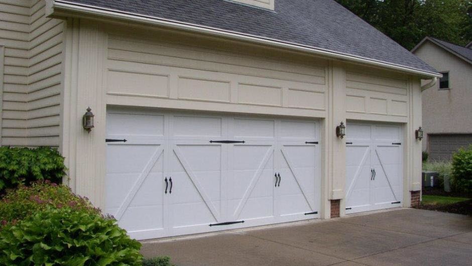 Inspiration pour un garage pour trois voitures attenant traditionnel de taille moyenne.