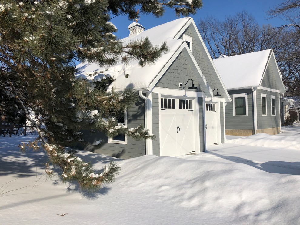 This is an example of a traditional detached double garage workshop in Cedar Rapids.