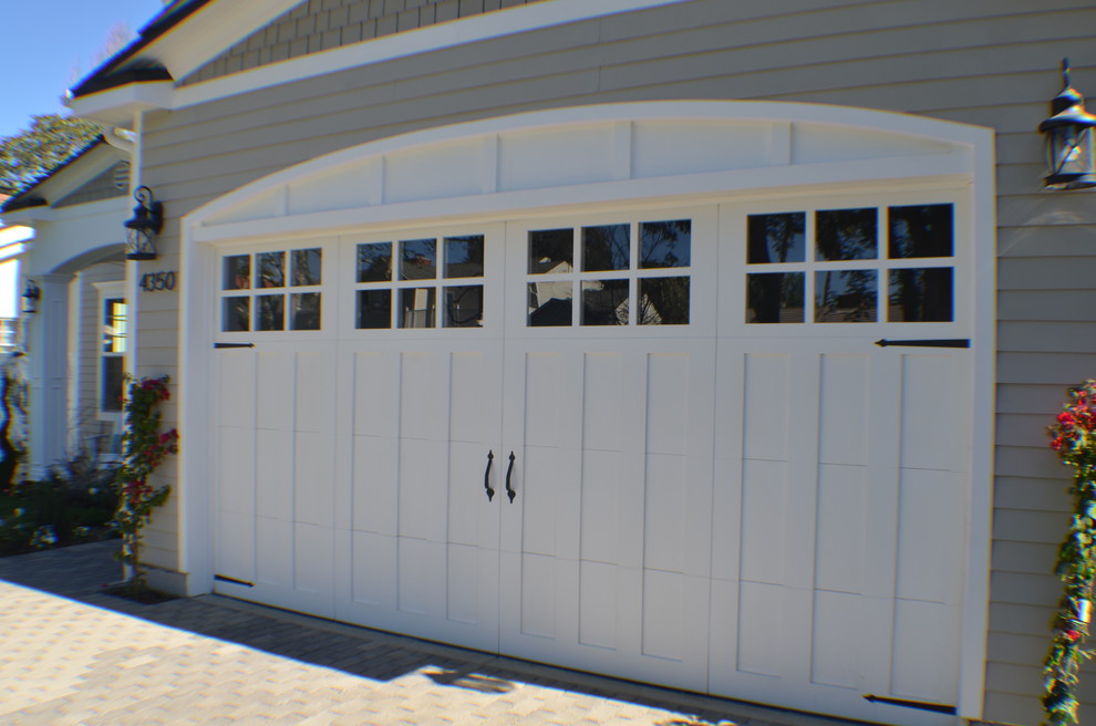 Источник вдохновения для домашнего уюта: пристроенный гараж среднего размера в стиле кантри с навесом для автомобилей для двух машин