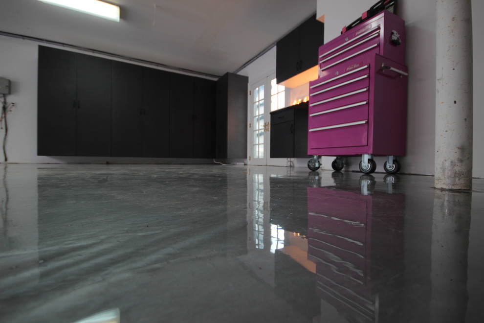 Источник вдохновения для домашнего уюта: большой пристроенный гараж в классическом стиле с мастерской