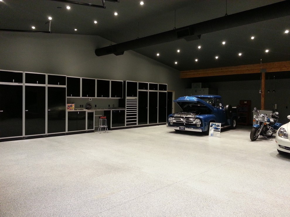 Exempel på en mycket stor modern fristående fyrbils garage och förråd