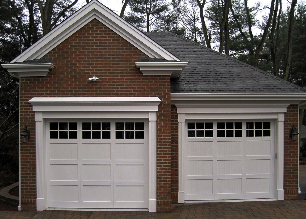 Стильный дизайн: большой отдельно стоящий гараж в классическом стиле для двух машин - последний тренд
