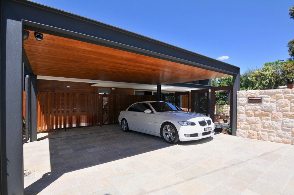Свежая идея для дизайна: огромный пристроенный гараж в стиле модернизм с навесом для автомобилей для двух машин - отличное фото интерьера