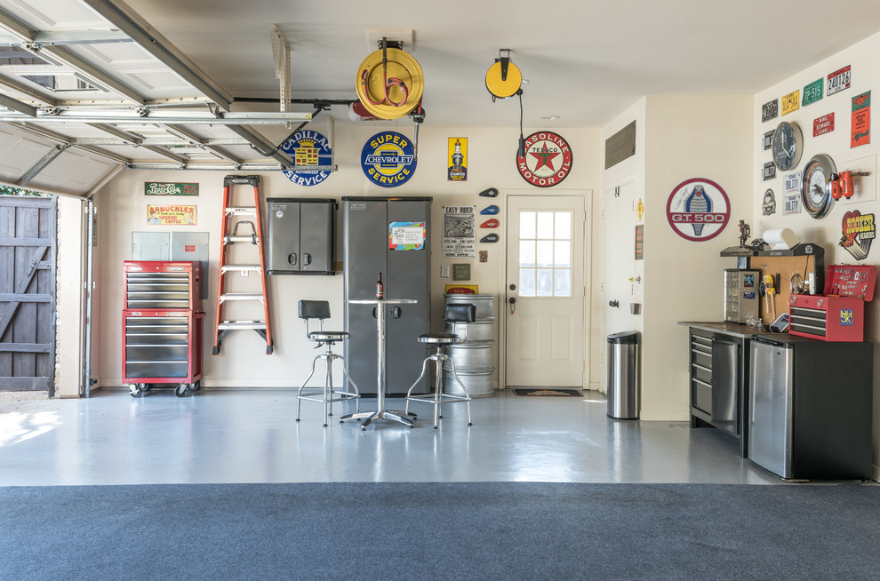 Стильный дизайн: пристроенный гараж в стиле лофт с мастерской - последний тренд