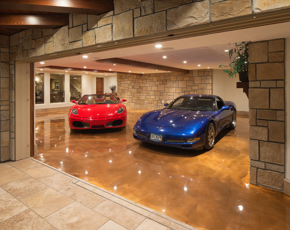 На фото: большой пристроенный гараж в классическом стиле с навесом для автомобилей для двух машин