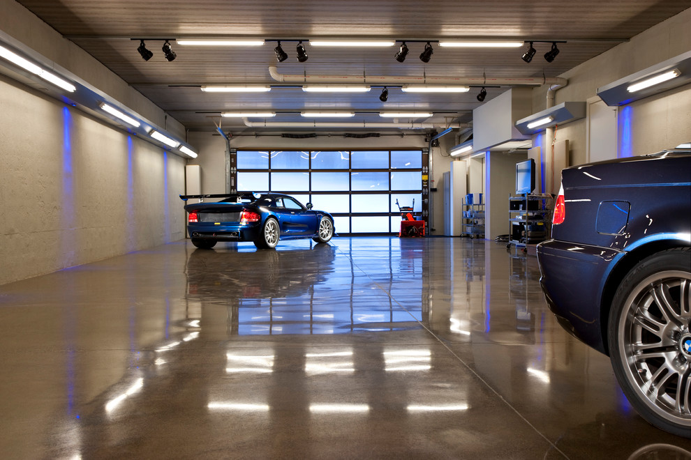 Ispirazione per un ampio garage per tre auto connesso minimalista
