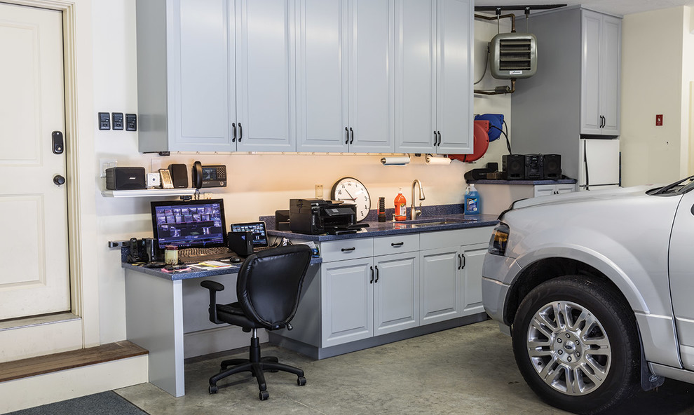 Idées déco pour un grand garage attenant classique avec un bureau, studio ou atelier.
