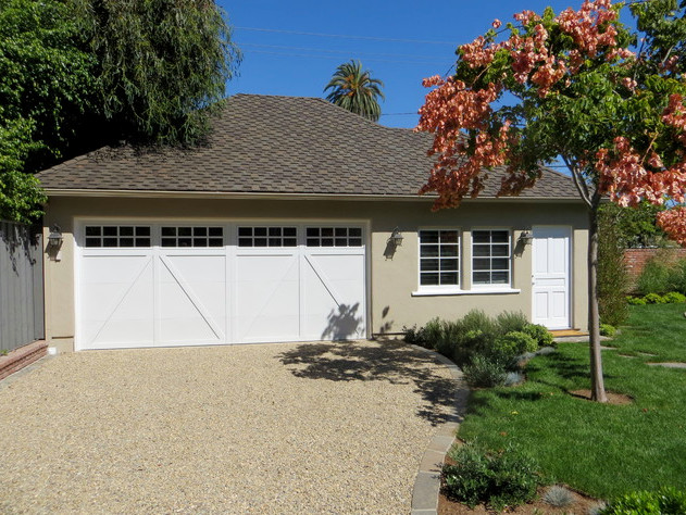 Example of a mid-sized transitional detached two-car garage design in Los Angeles