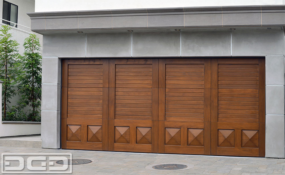Photo of a large classic double garage in Orange County.