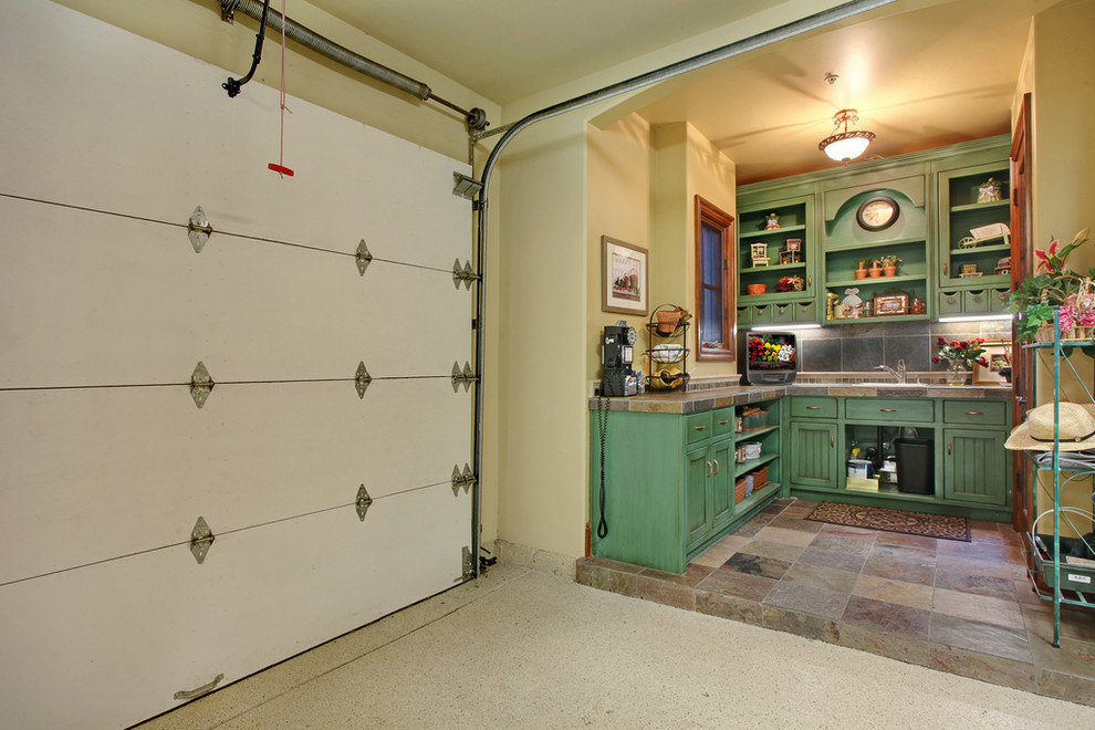 На фото: гараж в стиле шебби-шик с мастерской для одной машины
