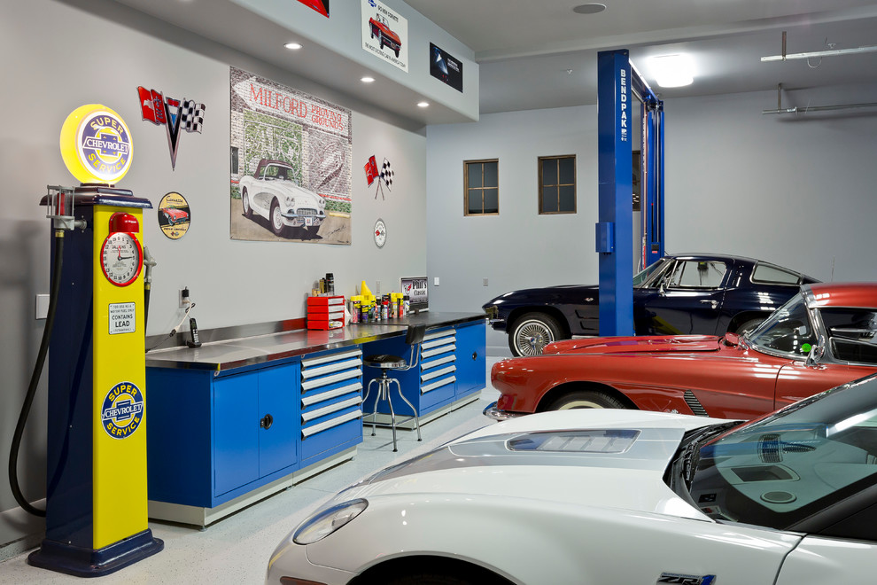 Cette photo montre un garage pour trois voitures tendance.