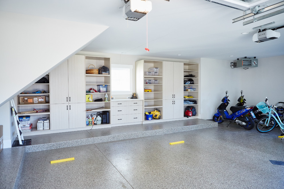Стильный дизайн: пристроенный гараж среднего размера в классическом стиле для трех машин - последний тренд