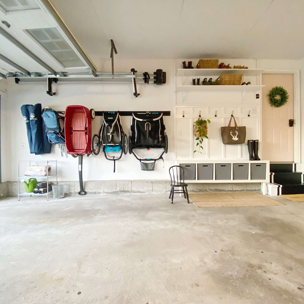 Foto på en mellanstor lantlig tillbyggd garage och förråd