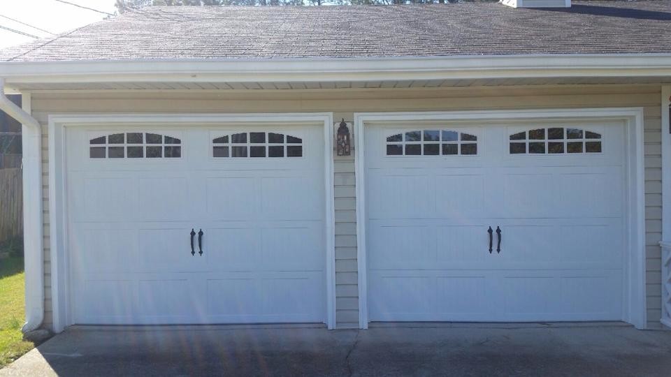 Cette image montre un garage pour deux voitures attenant minimaliste.