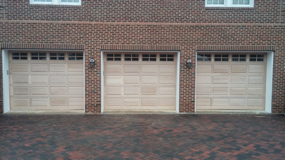 Cette photo montre un grand garage pour trois voitures attenant chic.