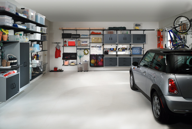 Ispirazione per un garage per due auto connesso minimalista di medie dimensioni