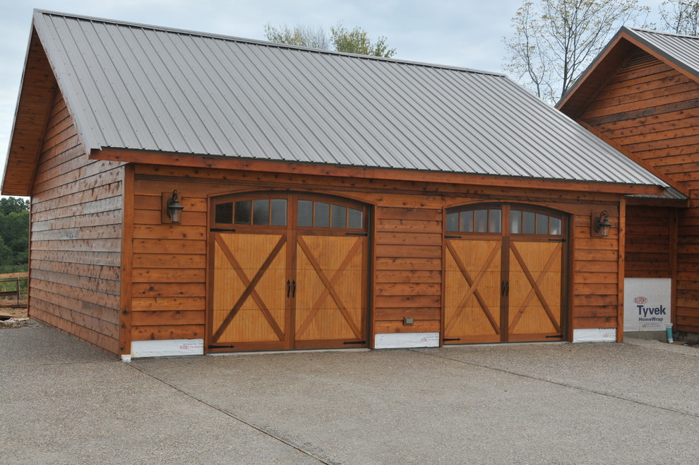 Exempel på en stor rustik tillbyggd tvåbils garage och förråd