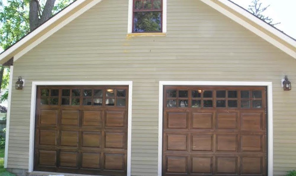 На фото: гараж среднего размера в классическом стиле для двух машин