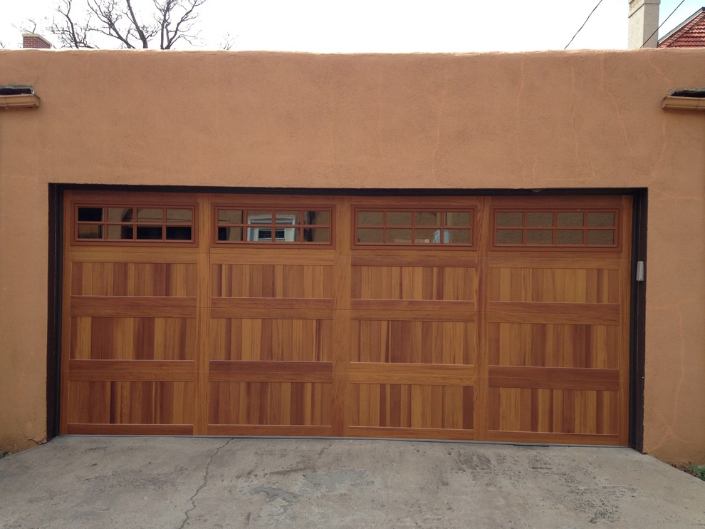 Idée de décoration pour un garage pour deux voitures attenant sud-ouest américain de taille moyenne.