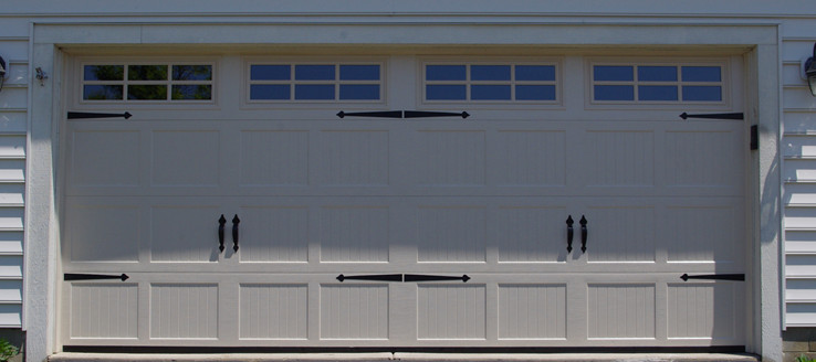 Стильный дизайн: пристроенный гараж среднего размера с навесом над входом для двух машин - последний тренд
