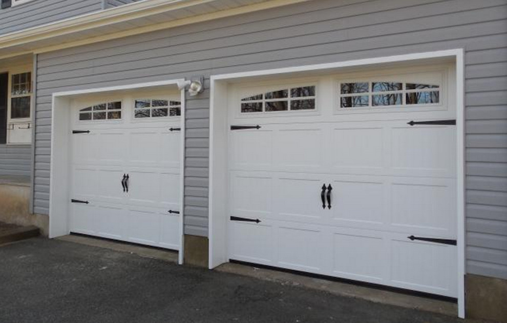 Cette image montre un garage pour deux voitures attenant traditionnel de taille moyenne.