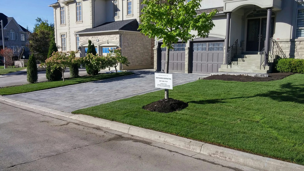 Idée de décoration pour un garage pour deux voitures attenant chalet de taille moyenne.