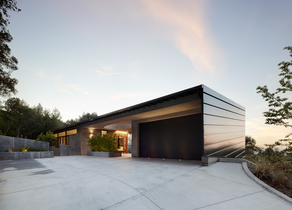 Cette image montre un petit garage attenant minimaliste.