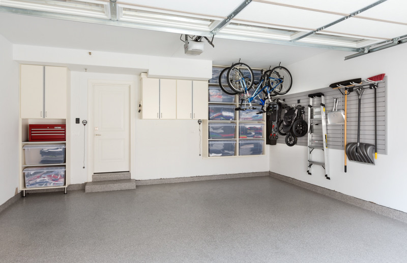 Cette photo montre un garage pour deux voitures attenant moderne de taille moyenne.