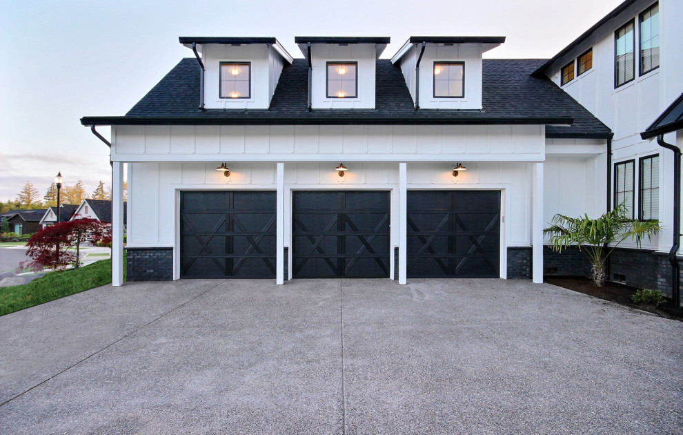 Идея дизайна: огромный пристроенный гараж в стиле кантри для трех машин