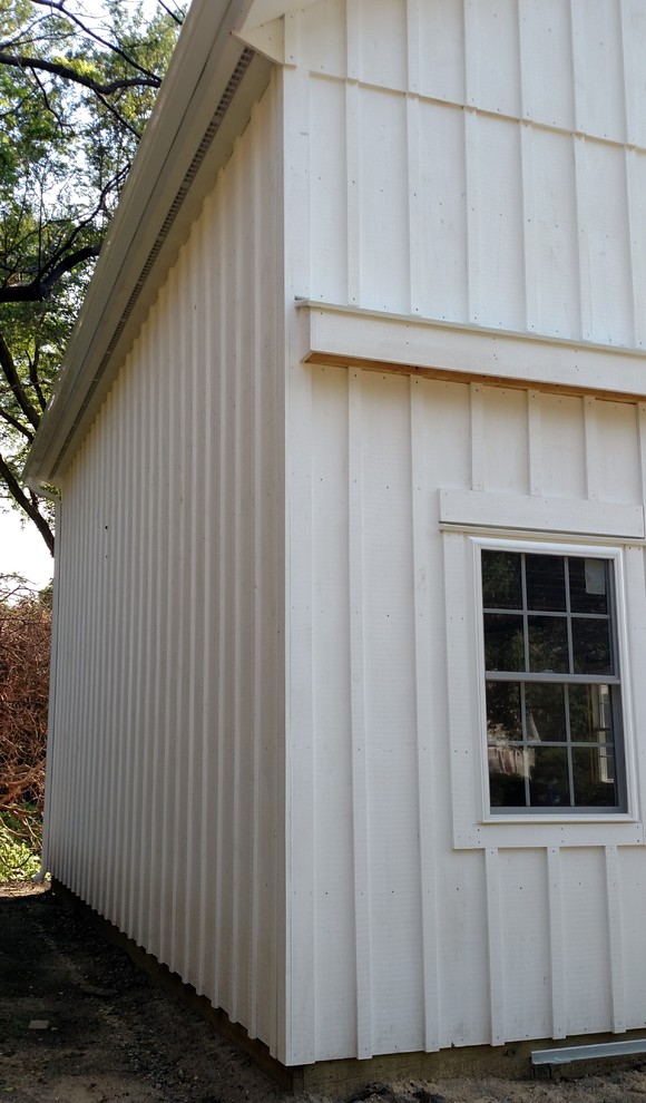 Réalisation d'un garage séparé champêtre de taille moyenne avec un bureau, studio ou atelier.