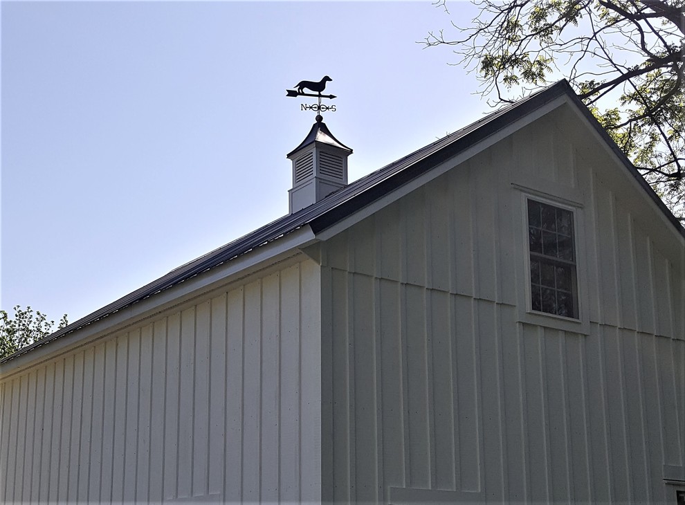 Пример оригинального дизайна: отдельно стоящий гараж среднего размера в стиле кантри с мастерской