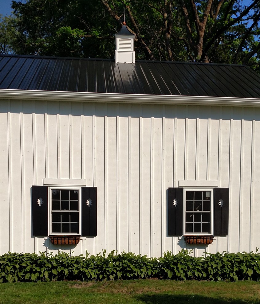 Diseño de garaje independiente y estudio de estilo de casa de campo de tamaño medio