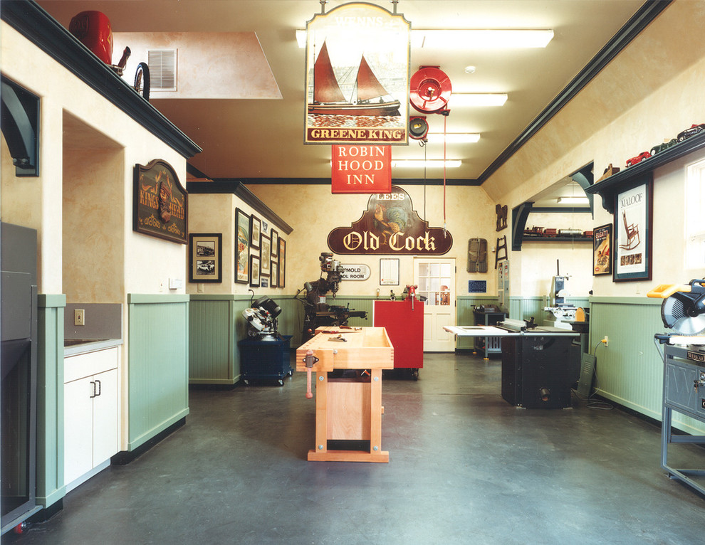 Design ideas for a traditional garage in Los Angeles.