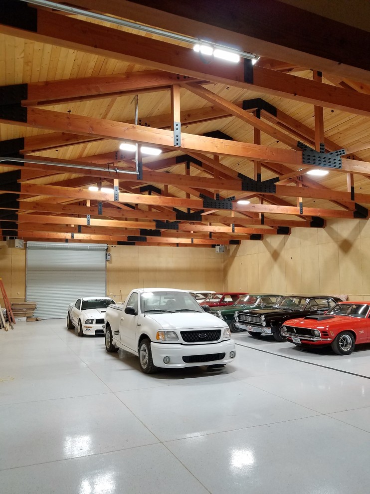 Immagine di un ampio garage per quattro o più auto indipendente country