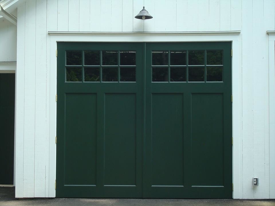 Idée de décoration pour un garage pour une voiture attenant tradition de taille moyenne.