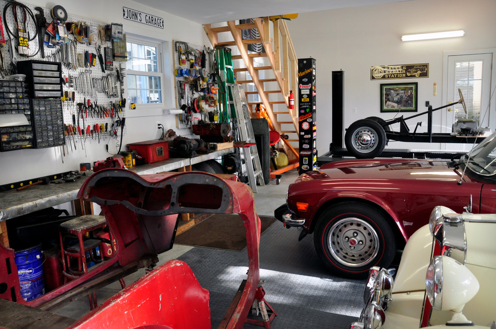 Foto de garaje independiente y estudio clásico grande para tres coches