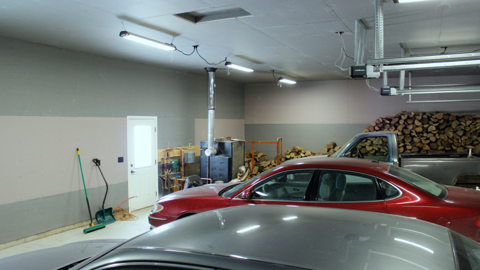 Exempel på en stor lantlig garage och förråd