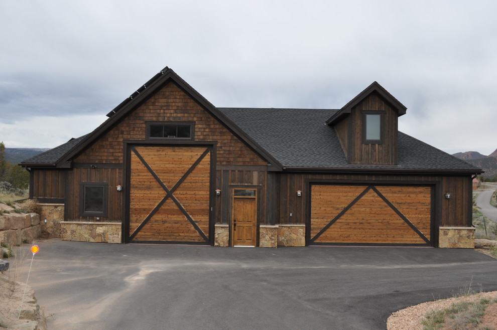Cette image montre un grand garage pour trois voitures séparé craftsman avec un bureau, studio ou atelier.