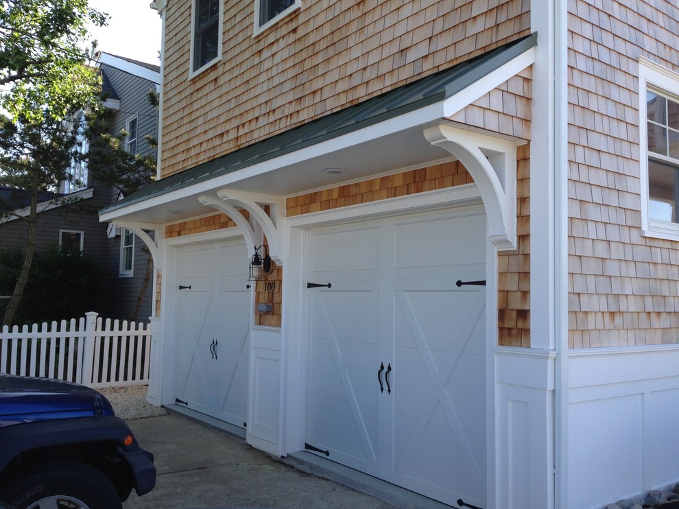 Пример оригинального дизайна: пристроенный гараж среднего размера в морском стиле для двух машин