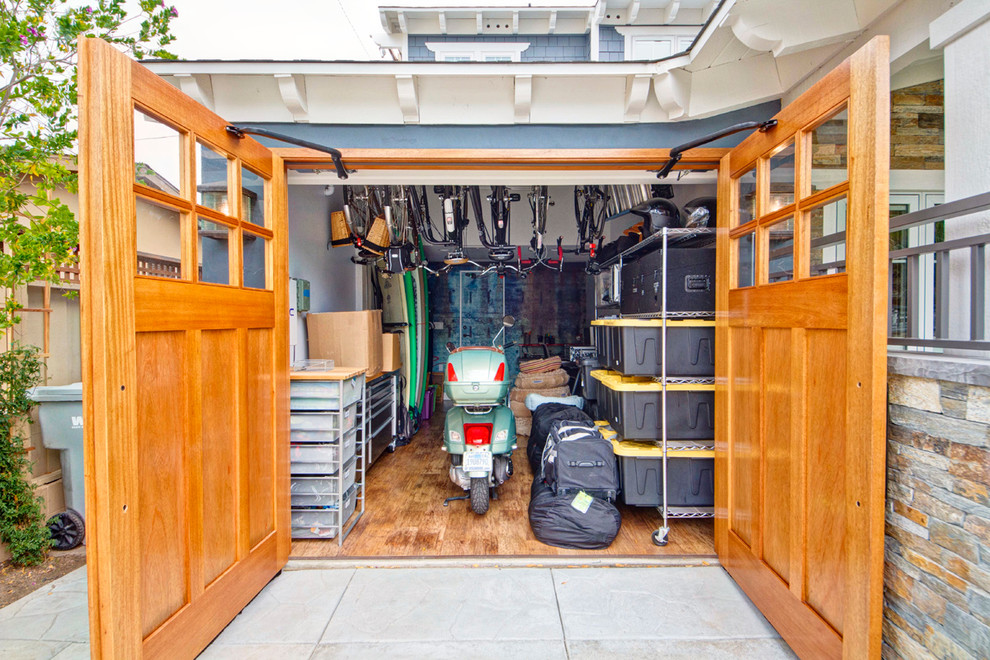 Cette image montre un garage pour une voiture attenant traditionnel.